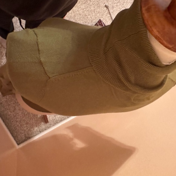 Thin Turtleneck Sweater - Picture 2 of 3